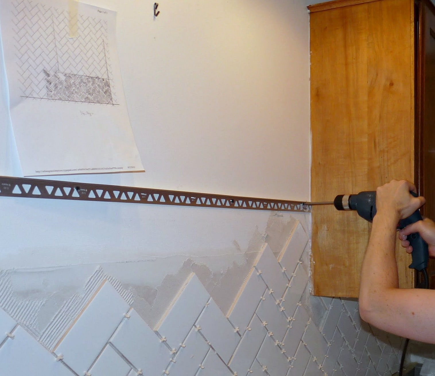 HOW TO FINISH TILE WITH METAL EDGING