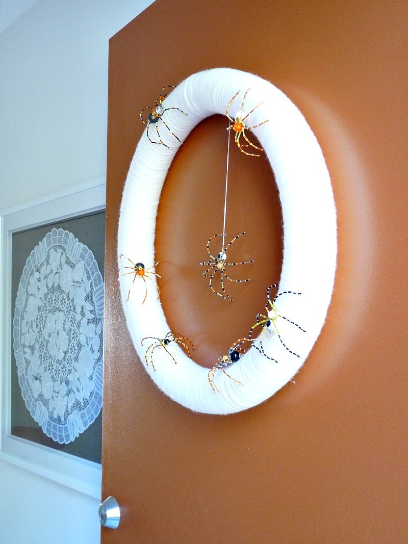 DIY YARN WRAPPED SPIDER WREATH FOR HALLOWEEN