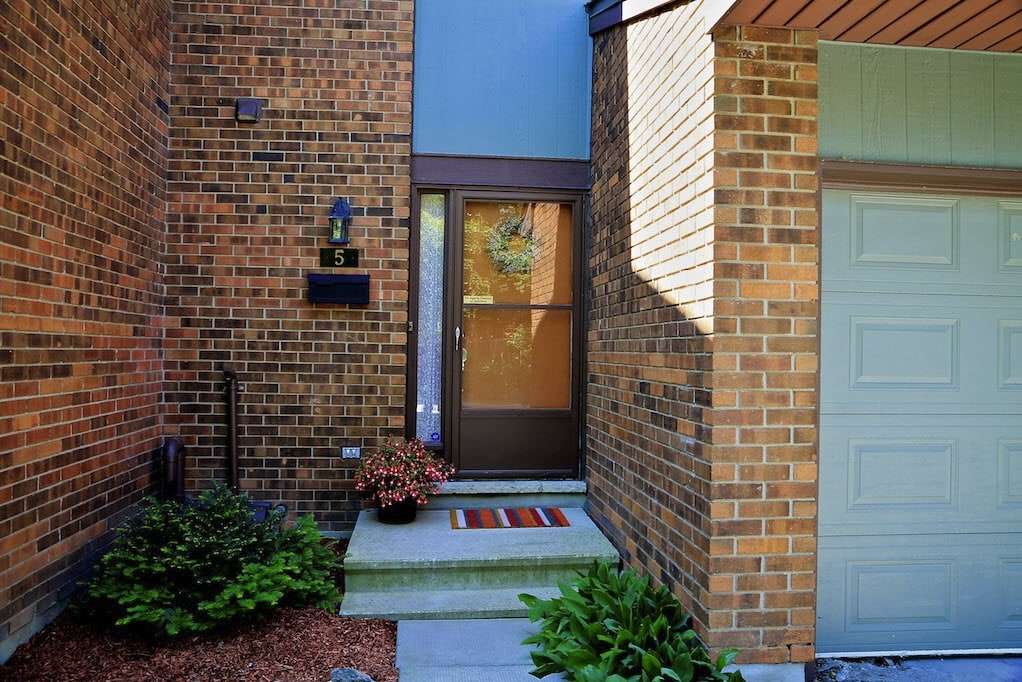 HOW TO CREATE CURB APPEAL EVEN WITH CONDO RULES