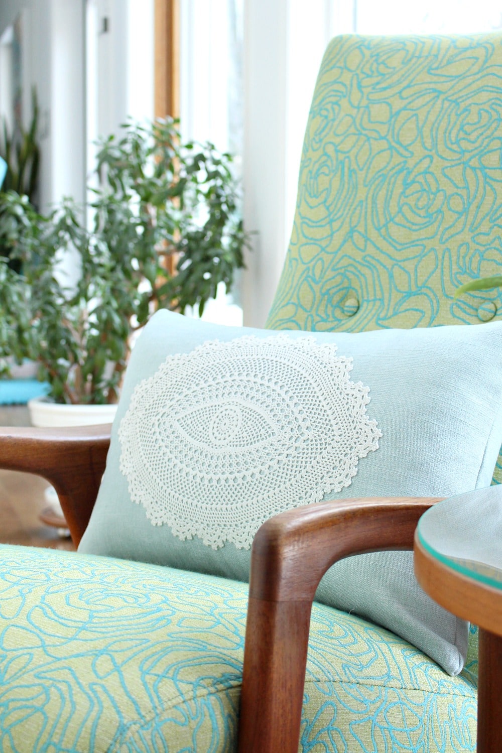DIY DOILY THROW PILLOW