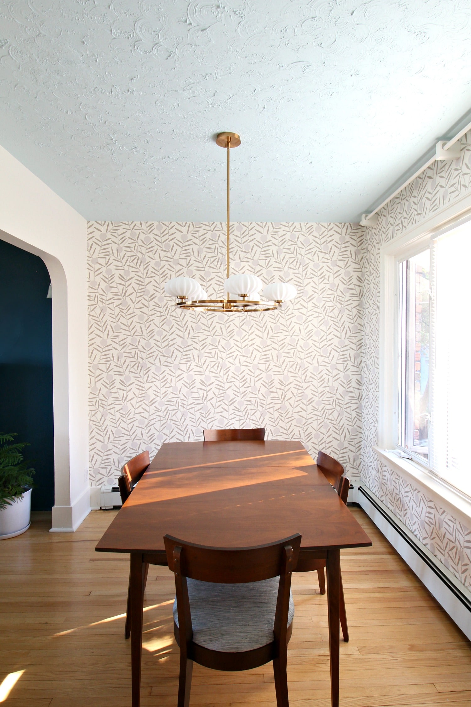 Does Restor-A-Finish Really Work? Retro Table & Chairs Makeover!