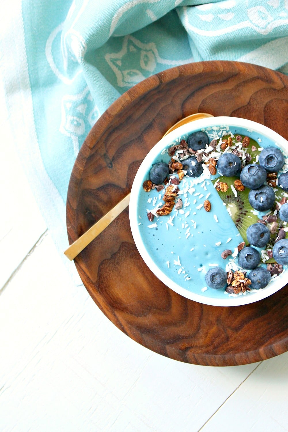 How to Make A Naturally Turquoise Smoothie Bowl