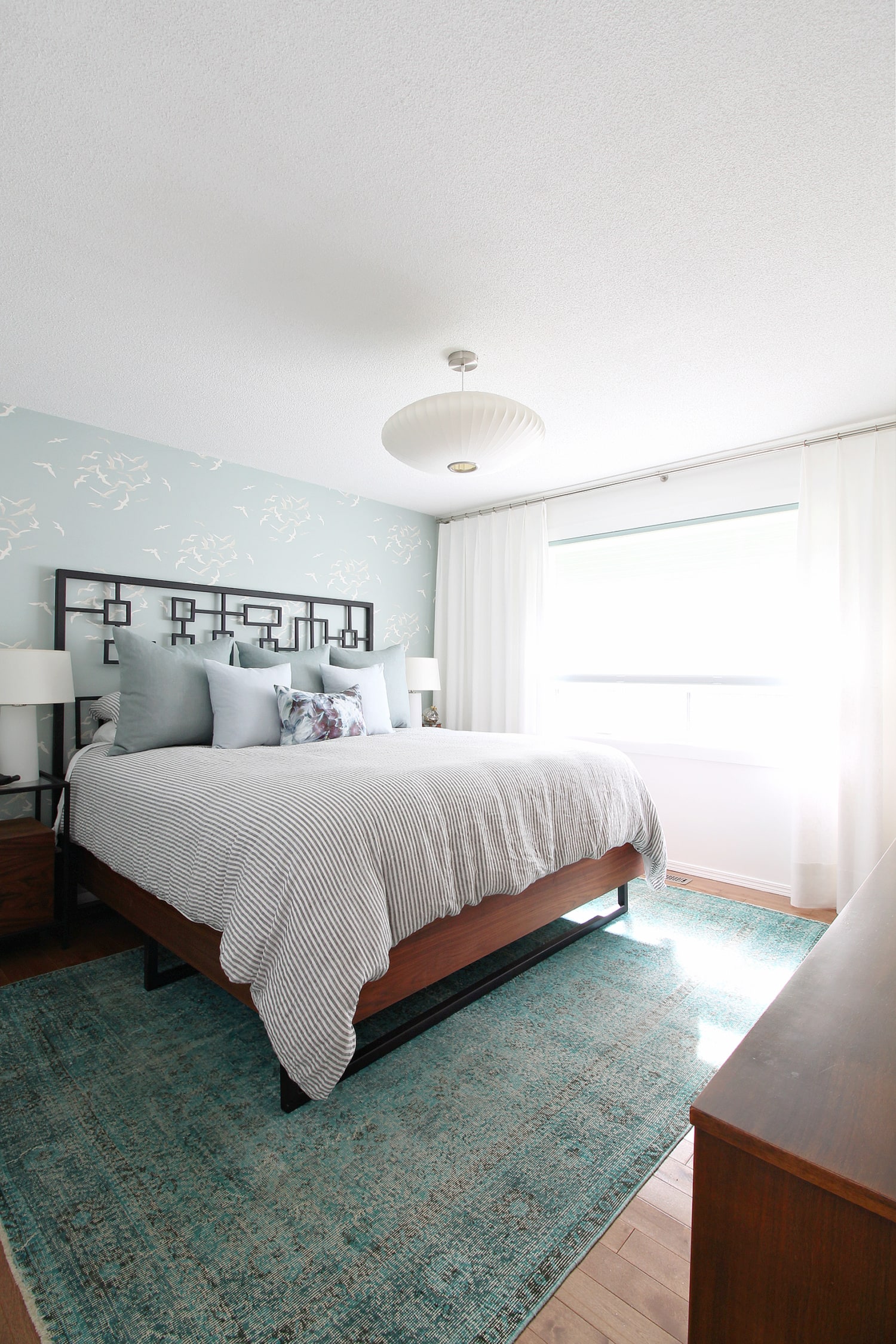 Seagull Wallpaper in the Bedroom (Sanderson Larina in Sky)
